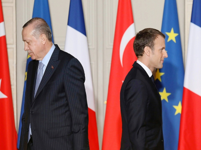 Le président français Emmanuel Macron (à droite) et le président turc Recep Tayyip Erdogan lors d'une conférence de presse commune au Palais de l'Elysée à Paris, le 5 janvier 2018 - LUDOVIC MARIN [POOL/AFP/Archives]