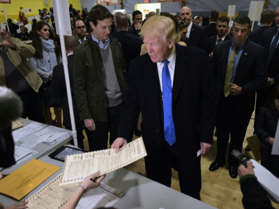 Donald Trump, alors candidat républicain, avait été accueilli par des sifflets en arrivant à son bureau de vote près de Trump Tower à Manhattan, le 8 novembre 2016 - MANDEL NGAN [AFP]