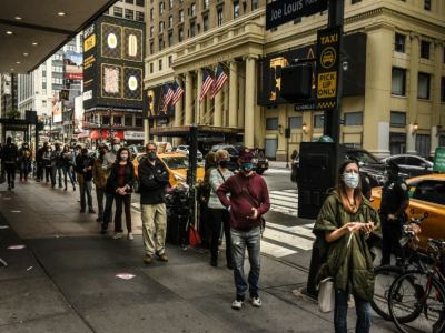 Des New-Yorkais, majoritairement anti-Trump, font la queue pour voter par anticipation à Manhattan, le 24 octobre 2020 - STEPHANIE KEITH [GETTY IMAGES NORTH AMERICA/AFP]