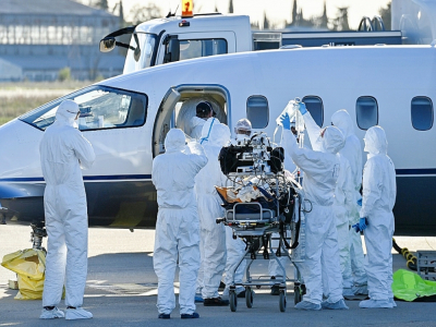 Un patient du Covid-19 est évacué à l'aéroport de Nîmes-Garon le 27 octobre 2020 - Pascal GUYOT [AFP]