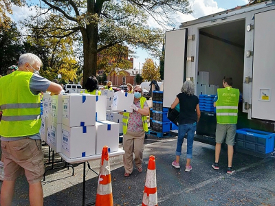 Des bénévoles distribuent de la nourriture à Bethesda, dans la banlieue huppée de Wahsington, le 23 octobre 2020 - Delphine TOUITOU [AFP Photo]