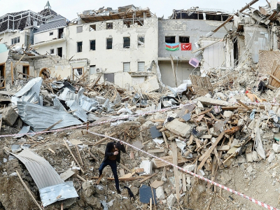 Un habitant au milieu des immeubles détruits par des bombardements, le 22 octobre 2020 à Gandja, en Azerbaïdjan - TOFIK BABAYEV [AFP]