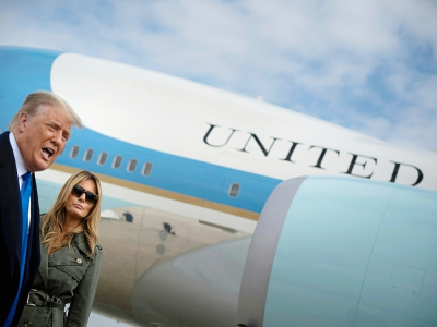 Donald et Melania Trump devant l'avion présidentielle Air Force One le 28 octobre 2020 sur la base d'Andrews, près de Washington - Brendan Smialowski [AFP]