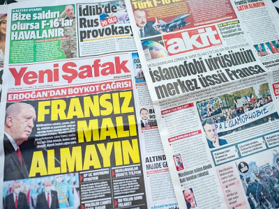 Les "Une" de journaux pro-gouvernement appelant au boycott des produits français, le 27 octobre 2020 à Istanbul, en Turquie - Yasin AKGUL [AFP]
