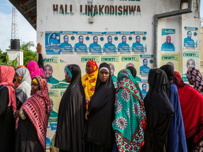 Des électrices font la queue séparément devant un bureau de vote à Mtoni, le 28 octobre 2020 - Patrick Meinhardt [AFP]