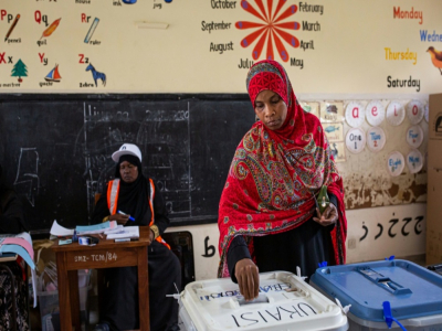 Une femme vote à Stone Town, à le 28 octobre 2020 à Zanzibar, en Tanzanie - Patrick Meinhardt [AFP]