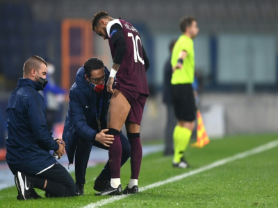L'attaquant brésilien du Paris-SG, Neymar, reçoit des soins pendant le match de groupes de la Ligue des champions face au Basaksehir, à Istanbul, le 28 octobre 2020 - OZAN KOSE [AFP]