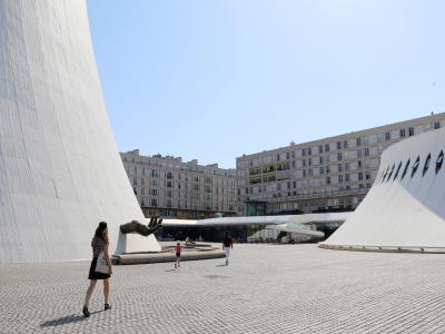 La bibliothèque Niemeyer est située dans le petit volcan du Havre.