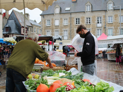 Sur le marché d'Alençon ce jeudi 29 octobre, la décision de reconfinement est globalement bien comprise.
