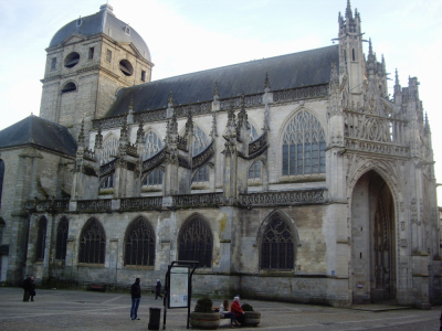 Le glas a retenti ce jeudi 29 octobre à 15 heures au clocher de la basilique Notre Dame d'Alençon, comme dans toutes les églises de France.