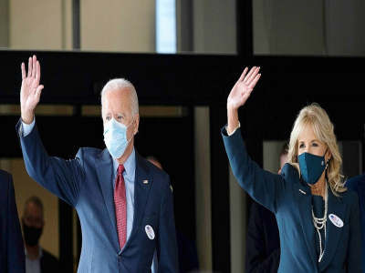 Joe et Jill Biden sortent d'un bureau de vote après avoir voté de façon anticipée le 28 octobre 2020 à Wilmington, dans le Delaware - JIM WATSON [AFP]