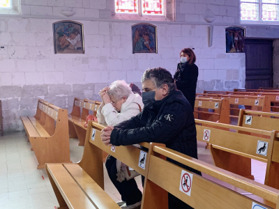 Roseline Hamel et Mgr Dominique Lebrun se sont recueillis, jeudi 29 octobre, en l'église de Saint-Étienne-du-Rouvray.
