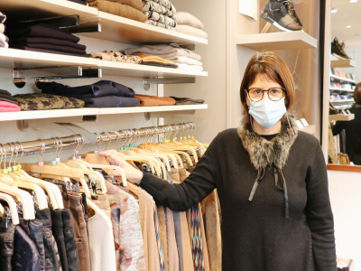 Pauline Correia, de la boutique de prêt-à-porter féminin Isha à Caen, ne sait pas combien de temps elle va encore pouvoir tenir face au reconfinement et la concurrence de la vente en ligne. 