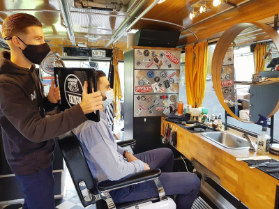 Au Bus du barbier, la journée de pré-confinement était complète. Le patron Martin Lowe a coiffé une vingtaine de clients ce jeudi 29 octobre.