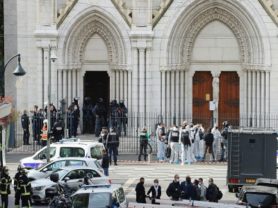 Des policiers d'élite entrent dans la basilique de Notre-Dame de Nice après un attentat le 29 octobre 2020 - Valery HACHE [AFP]