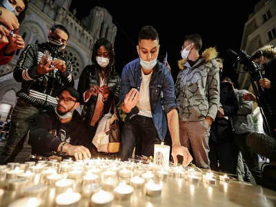 Des Niçois rendent hommage aux victimes de l'attentat le 29 octobre 2020 - Valery HACHE [AFP]