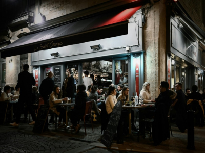 Des Bordelais profitent une dernière fois d'un restaurant en terrasse avant le début du confinement, le 29 octobre 2020 - Philippe LOPEZ [AFP]
