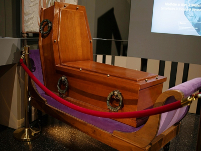 Un cercueil pour position assise exposé au musée des pompes funèvres à Vienne le 20 octobre 2020 - JOE KLAMAR [AFP]