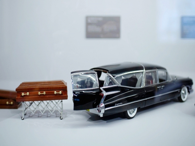 Un corbillard miniature exposé au musée des pompes funèbres à Vienne, le 20 octobre 2020 - JOE KLAMAR [AFP]