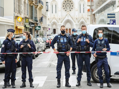 La police bloque l'accès à la basilique Notre-Dame à Nice après un attentat, le 29 octobre 2020 - Valery HACHE [AFP]