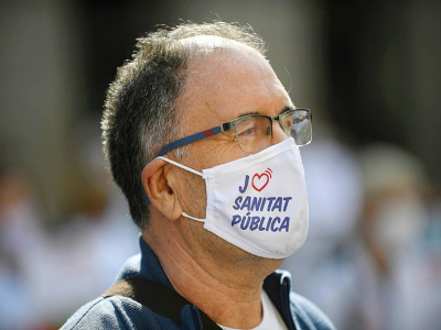 Un soignant porte un masque "J'aime la santé publique" pendant une manifestation réclamant de meilleures conditions de travail devant la Generalitat à Barcelone le 29 octobre 2020 - Josep LAGO [AFP]