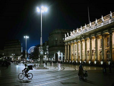 Un livreur à vélo passe devant le Grand Théâtre à Bordeaux le 29 octobre 2020, avant la mise en place du deuxième confinement national dans le pays - Philippe LOPEZ [AFP]