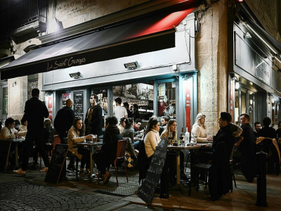 Des Bordelais profitent une dernière fois d'un restaurant en terrasse avant le début du confinement, le 29 octobre 2020 - Philippe LOPEZ [AFP]