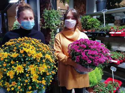 Eléa Delasse et Gaëlle Tranduy, de l'Atelier Floral au Havre, écoulent beaucoup de chrysanthèmes, à quelques jours de la Toussaint.