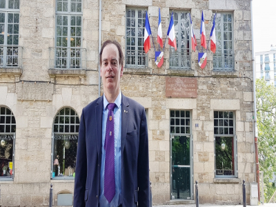Professeur d'histoire-géographie au collège Louise-Michel à Alençon, Christophe Bayard s'apprête à une matinée d'hommage à Samuel Paty, avec ses élèves lundi 2 novembre.