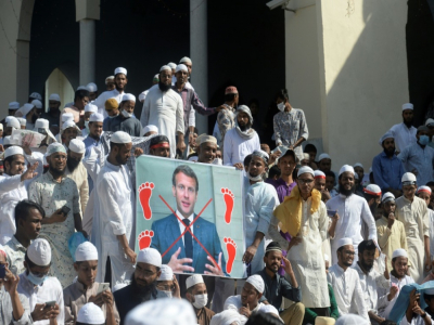 Des manifesfants répondant à l'appel d'un parti islamiste dénoncent le président français Emmanuel Macron pour son soutien à la liberté de caricaturer et appellent au boycott des produits français, à Dacca le 30 octobre 2020 - Munir Uz zaman [AFP]