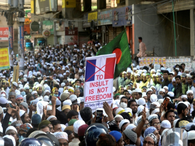 Des manifestants répondant à l'appel d'un parti islamiste défilent contre la France et le président Macron pour son soutien à la liberté de caricaturer, à Dacca le 30 octobre 2020 - Munir Uz zaman [AFP]