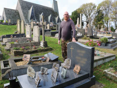 Christophe Duval a lancé son entreprise d'entretien et de restauration des tombes basée à Urville-Nacqueville. Il intervient à la demande des particuliers, jusqu'à Coutances.