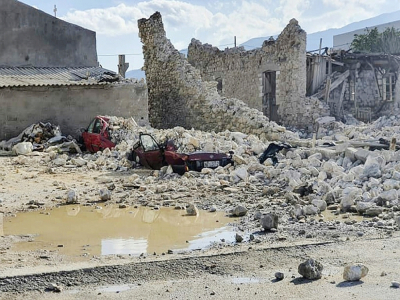 Des voitures détruites par l'effondrement de bâtiments durant un séisme sur l'île de Samos (Grèce), le 30 octobre 2020 - STR [Eurokinissi/AFP]