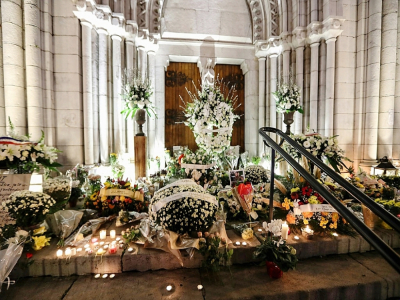 Des fleurs et des bougies déposées sur les marches de l'église de Notre-Dame de Nice, le 30 octobre 2020 - Valery HACHE [AFP]