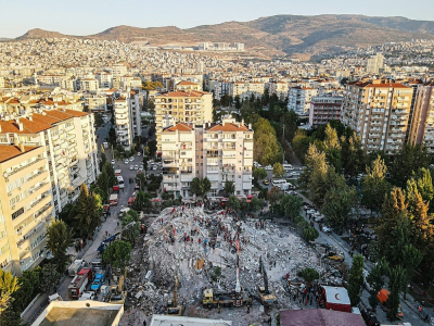 Vue aérienne des équipes de secours cherchant des survivants dans les décombres d'immeubles effondrés après un tremblement de terre, le 31 octobre 2020 à Izmir, en Turquie - Ozan KOSE [AFP]