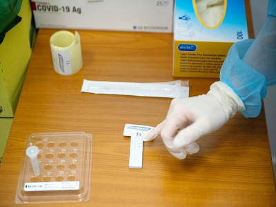 Test rapide antigénique dans une pharmacie à Paris, le 30 octobre 2020 - Martin BUREAU [AFP]