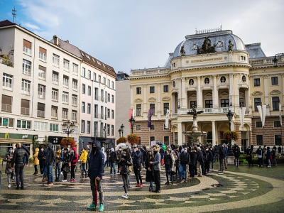 Des habitants de Bratislava font la queue pour se faire tester, le 31 octobre 2020, en Slovaquie - VLADIMIR SIMICEK [AFP]