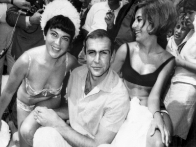 L'acteur Sean Connery, accompagné de deux estivantes, le 22 mai 1965 au Festival de Cannes - [AFP/Archives]