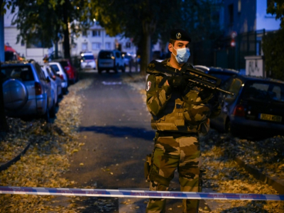 Un militaire monte la garde à proximité de l'église où un prêtre orthodoxe a été la cible d'un tireur, à Lyon le 31 octobre 2020 - Philippe DESMAZES [AFP]