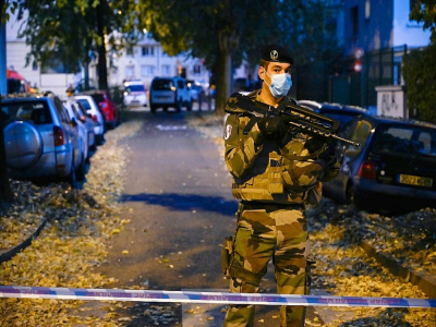 Un militaire monte la garde à proximité de l'église où un prêtre orthodoxe a été la cible d'un tireur, à Lyon le 31 octobre 2020 - Philippe DESMAZES [AFP]
