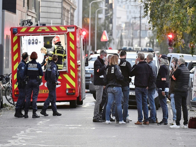 Les secours et la police à proximité de l'église où un prêtre orthodoxe a été la cible d'un tireur, à Lyon le 31 octobre 2020 - PHILIPPE DESMAZES [AFP]
