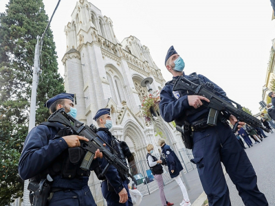 Des policiers sécurisent la basilique Notre-Dame à Nice après l'attentat, le 29 octobre 2020 - ERIC GAILLARD [POOL/AFP]
