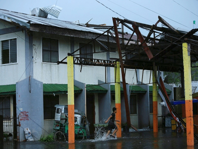 Un toit emporté par les vents violents au passage du typhon Goni, le 1er novembre 2020 aux Philippines - Charism SAYAT [AFP]