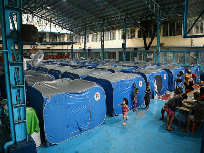 Des enfants évacués à l'approche du typhon Goni jouent dans un refuge temporaire, le 1er novembre 2020 à Manille, aux Philippines - Ted ALJIBE [AFP]