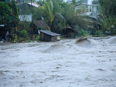 Montée des eaux au passage du typhon Goni, à Legazpi, le 1er novembre 2020 aux Philippines - Charism SAYAT [AFP]