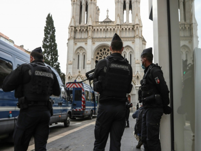 Des gendarmes sont déployés le 31 octobre 2020 à proximité de la basilique de Nice - Valery HACHE [AFP]