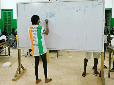 Comptage des voix pour l'élection présidentielle dans un bureau de vote d'Abidjan, le 31 octobre 2020 en Côte d'Ivoire - Issouf SANOGO [AFP]