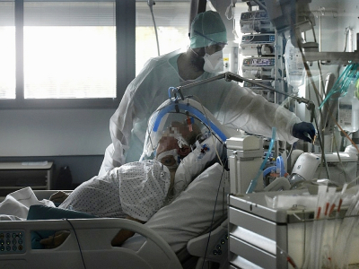 Un patient Covid en réanimation au CHU de Strasbourg le 22 octobre 2020 - FREDERICK FLORIN [AFP/Archives]