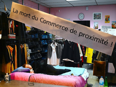 Une commerçante en grève de la faim dans sa boutique de vêtements à Blotzheim, dans l'est de la France, le 31 octobre  2020, contre la fermeture des petits commerces - SEBASTIEN BOZON [AFP]