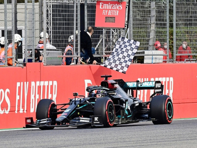 Le pilote britannique de Mercedes, Lewis Hamilton, franchit la ligne d'arrivée pour remporter le Grand Prix d'Émilie-Romagne de Formule 1 sur le circuit Enzo e Dino Ferrari à Imola, en Italie, le 1er novembre 2020. - MIGUEL MEDINA [POOL/AFP]